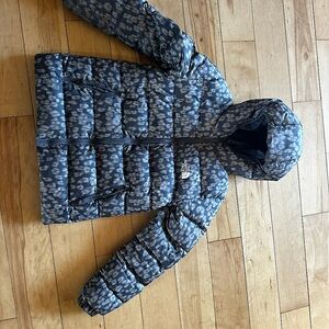 The North Face. Girls size 14-16. Great condition. Barely worn.